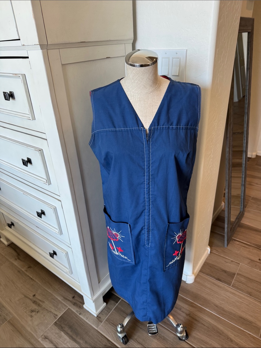 Vintage Gilead zip front house dress coverup embroidered pockets